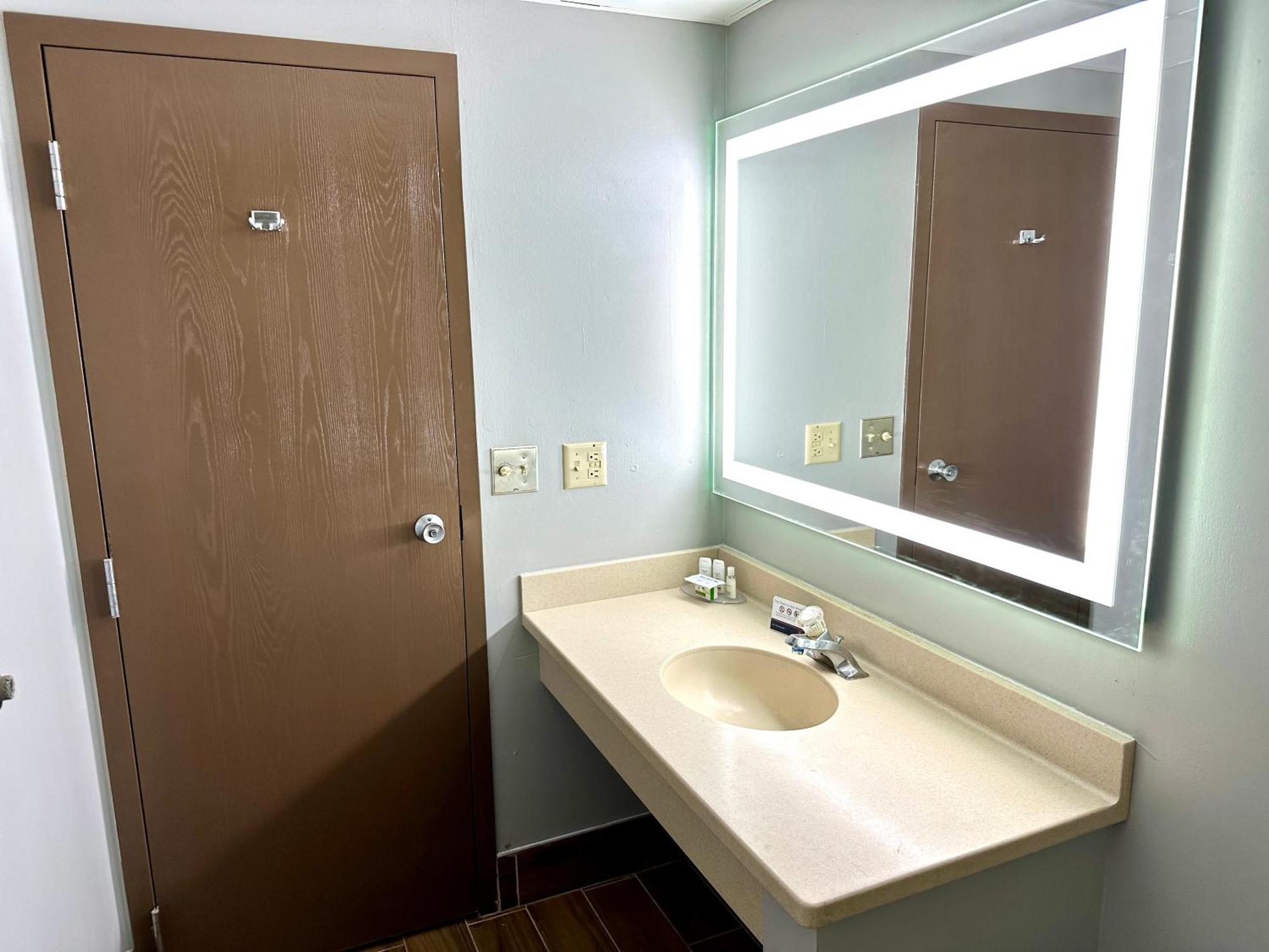 Americinn & Suites By Wyndham Baraboo Event Center מראה חיצוני תמונה